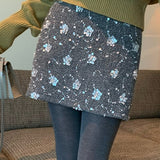 Falda corta de talle alto, corte A, bordada con lentejuelas.