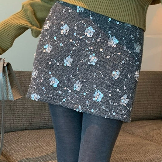 Falda corta de talle alto, corte A, bordada con lentejuelas.