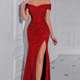 Vestido de noche con lentejuelas, hombros descubiertos y abertura.