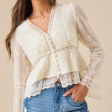 Blusa casual de encaje con mangas largas caladas y mangas largas.
