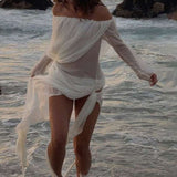 Elegante vestido largo de punto liso transparente con detalles de hombros descubiertos y fruncido.