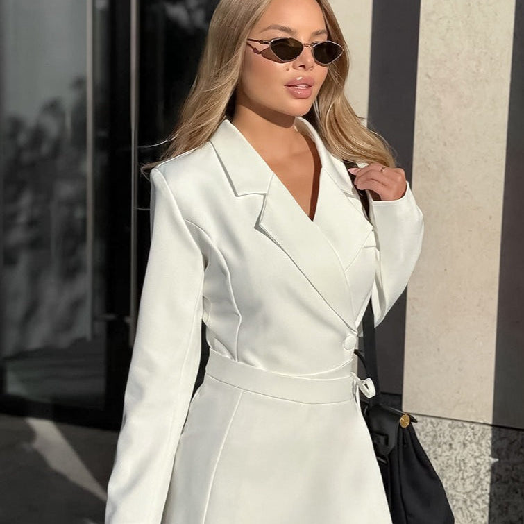 Elegante blazer ajustado de cintura alta con pajarita