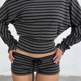 Blusa holgada con rayas estampadas y hombros asimétricos.