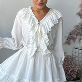 Vestido corto de gasa con escote en pico y mangas acampanadas
