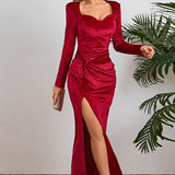 Elegante vestido de noche de terciopelo fruncido con mangas largas y abertura en la cintura.