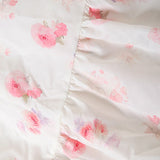 Vestido largo floral con cintura ajustada, escote en pico y cintura alta.