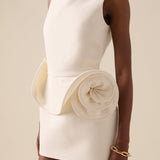 Elegante vestido de noche adornado con flores.