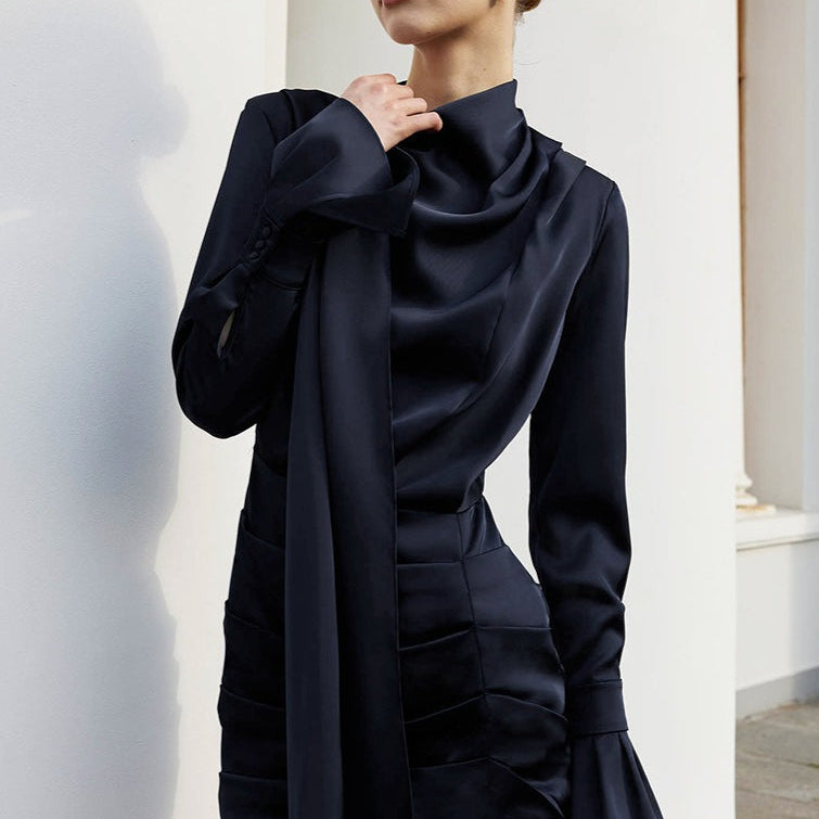 Elegante minivestido de satén mate con mangas acampanadas y cuello alto.