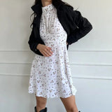 Chaqueta corta e informal estilo gabardina