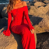 Elegante vestido largo con hombros descubiertos, mangas acampanadas de encaje y cola.