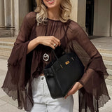 Blusa holgada de gasa con volantes y cuello redondo.