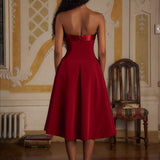 Elegante vestido de noche de patchwork sin tirantes con espalda baja y cintura ajustada.