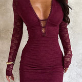 Minivestido sexy ajustado con mangas largas y escote pronunciado de encaje.