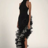 Vestido de noche asimétrico negro con volantes de malla