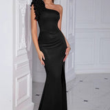 Elegante vestido de noche negro ajustado.