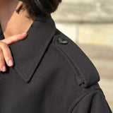 Chaqueta corta e informal estilo gabardina