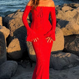 Elegante vestido largo con hombros descubiertos, mangas acampanadas de encaje y cola.