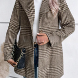 Elegante chaqueta entallada con solapas con muescas en tweed a cuadros
