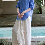 Blusa holgada de lino, estilo minimalista y casual.