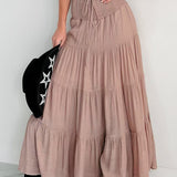 Falda larga de corte A con cintura alta y cordón en contraste, estilo bohemio chic.