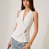 Blusa sin mangas con escote cruzado y detalles metalizados.