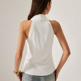 Blusa sin mangas con escote cruzado y detalles metalizados.