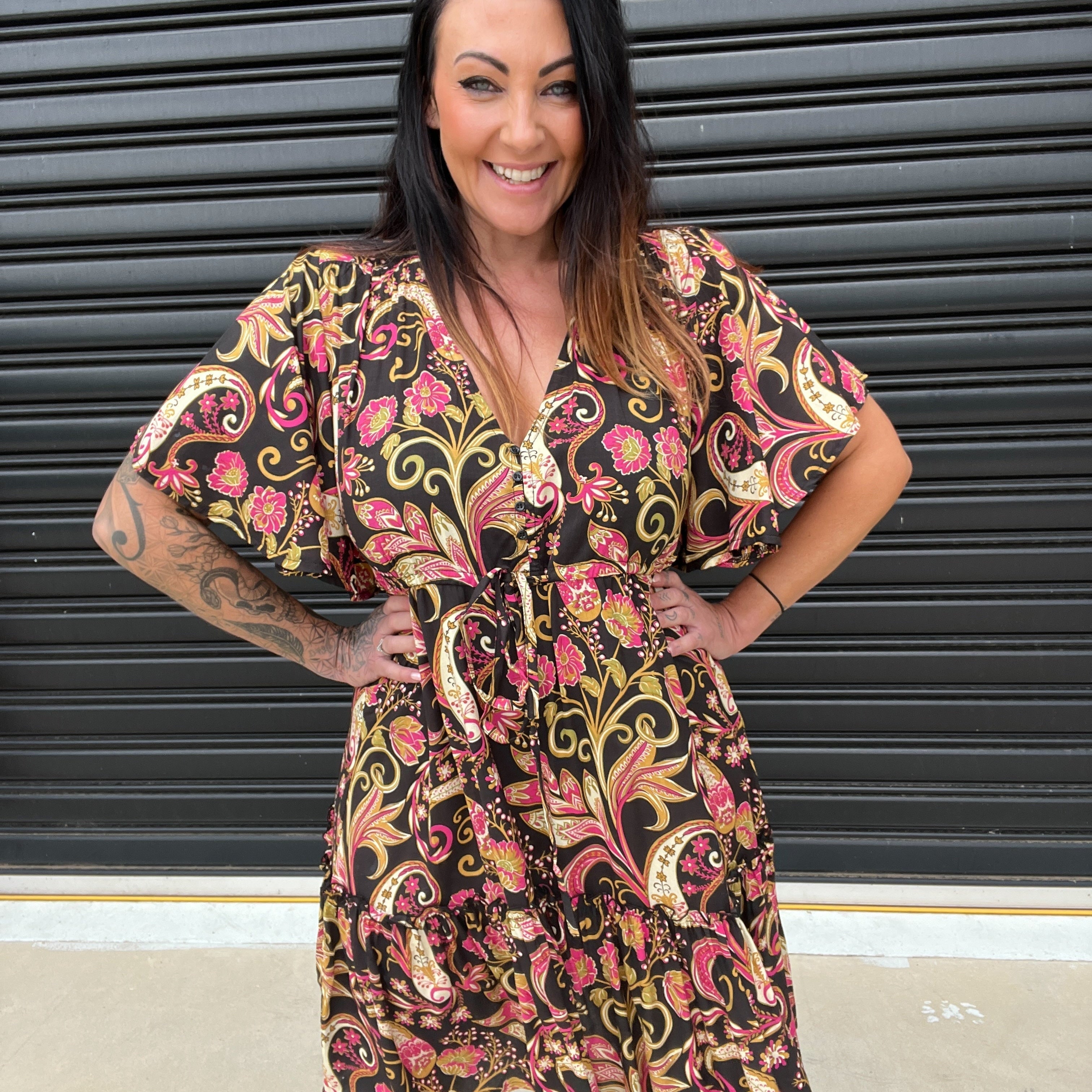 Vestido de mujer - Estampado floral - Corte acampanado - Cuello en V - Mangas cortas con volantes