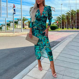 Vestido de mujer - Corte entallado - Cuello en V - Mangas largas - Cintura y caderas fruncidas - Estampado moderno