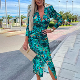 Vestido de mujer - Corte entallado - Cuello en V - Mangas largas - Cintura y caderas fruncidas - Estampado moderno
