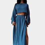 Conjunto de dos piezas para mujer: top corto holgado de manga larga y falda con abertura y cintura elástica.