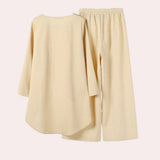 Traje de mujer – Corte relajado – Pantalón ancho – Top asimétrico – Tejido de lujo