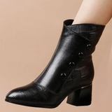 Botines de mujer – Tacón bloque – Punta redonda – Botones decorativos – Acabado texturizado
