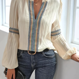 Blusa de mujer – Corte holgado – Cuello con volantes – Mangas largas acampanadas – Tejido fluido