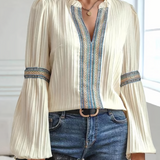 Blusa de mujer – Corte holgado – Cuello con volantes – Mangas largas acampanadas – Tejido fluido