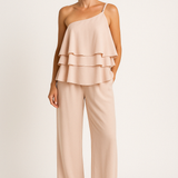 Conjunto de dos piezas para mujer: Top asimétrico con volantes y pantalón largo fluido.