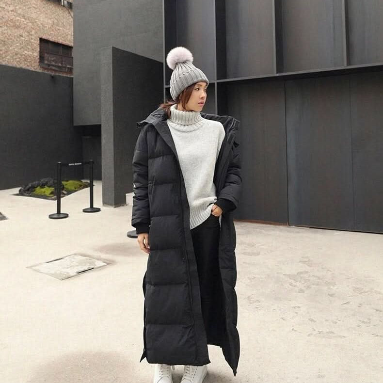 Abrigo acolchado largo, elegante y cómodo para mujer.