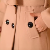 Gabardina elegante, cálida y sofisticada para mujer.