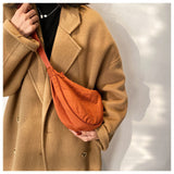 Bolso de hombro para mujer – Forma de media luna – Tejido texturizado – Diseño compacto y minimalista