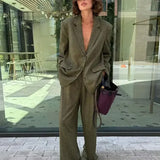 Conjunto de oficina de dos piezas: blazer con solapas, pantalón de manga larga y pantalón.