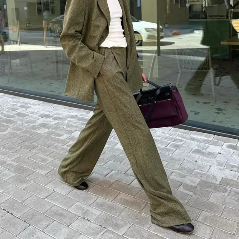 Conjunto de oficina de dos piezas: blazer con solapas, pantalón de manga larga y pantalón.