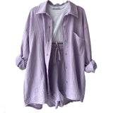 Conjunto de mujer: Camisa arrugada con cuello clásico y pantalones cortos de cintura alta con cordón ajustable.
