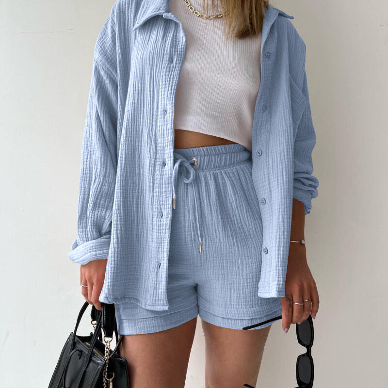 Conjunto de mujer: Camisa arrugada con cuello clásico y pantalones cortos de cintura alta con cordón ajustable.
