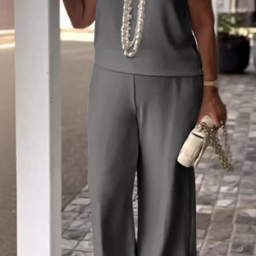 Conjunto de mujer: Top sin mangas y pantalón ancho. Corte elegante y fluido.