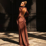 Vestido largo sexy sin espalda y con cuello alto.