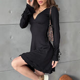 Vestido corto de mujer – Corte ajustado – Escote pronunciado – Mangas acampanadas – Bajo con volantes
