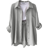 Conjunto de mujer: Camisa arrugada con cuello clásico y pantalones cortos de cintura alta con cordón ajustable.