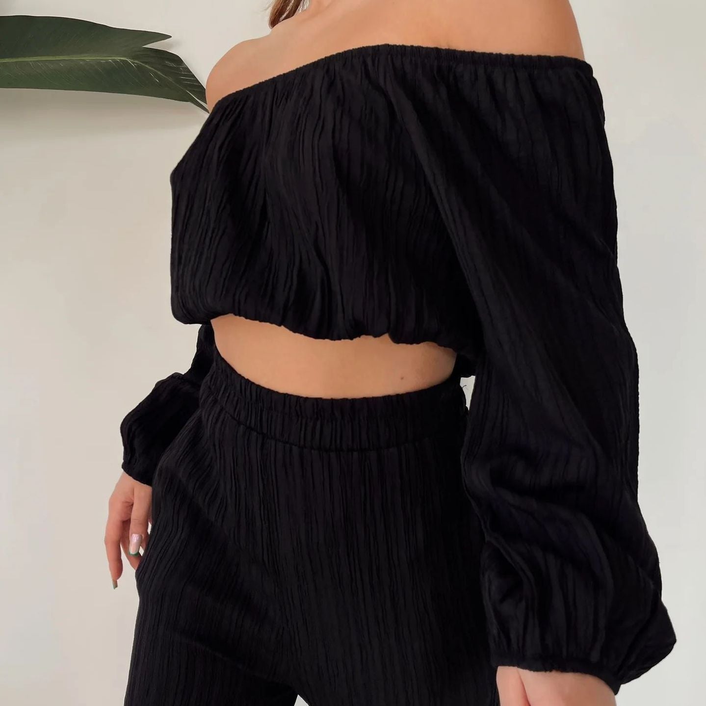 Conjunto de dos piezas para mujer: Top con hombros descubiertos, mangas largas y pantalones anchos de cintura alta.