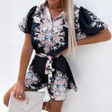 Conjunto de mujer: Top con cuello en V y mangas abullonadas y pantalones cortos de cintura alta con cinturón – Estampado