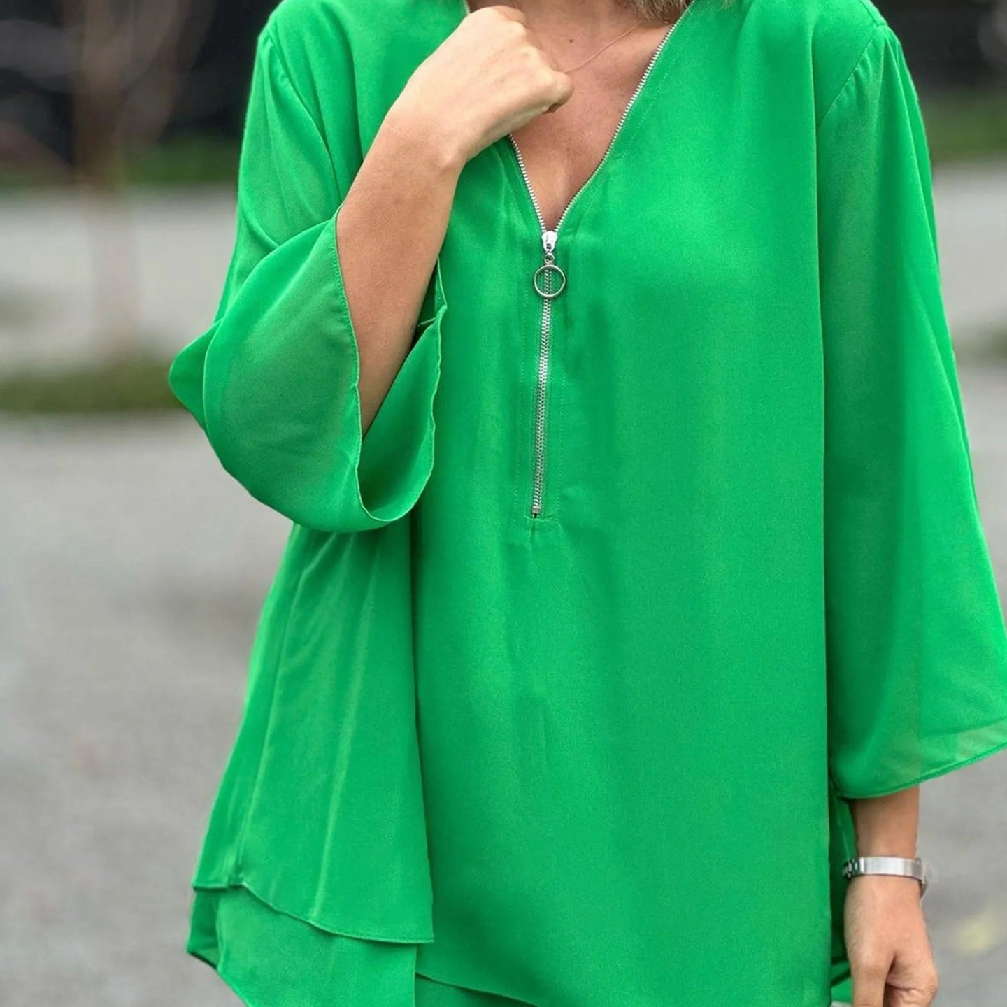 Blusa de mujer – Cuello en V con cremallera – Corte holgado – Mangas 3/4 – Tejido ligero y fluido