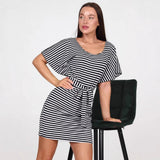 Vestido corto de mujer – Corte entallado – Rayas clásicas – Mangas cortas – Cinturón ajustable